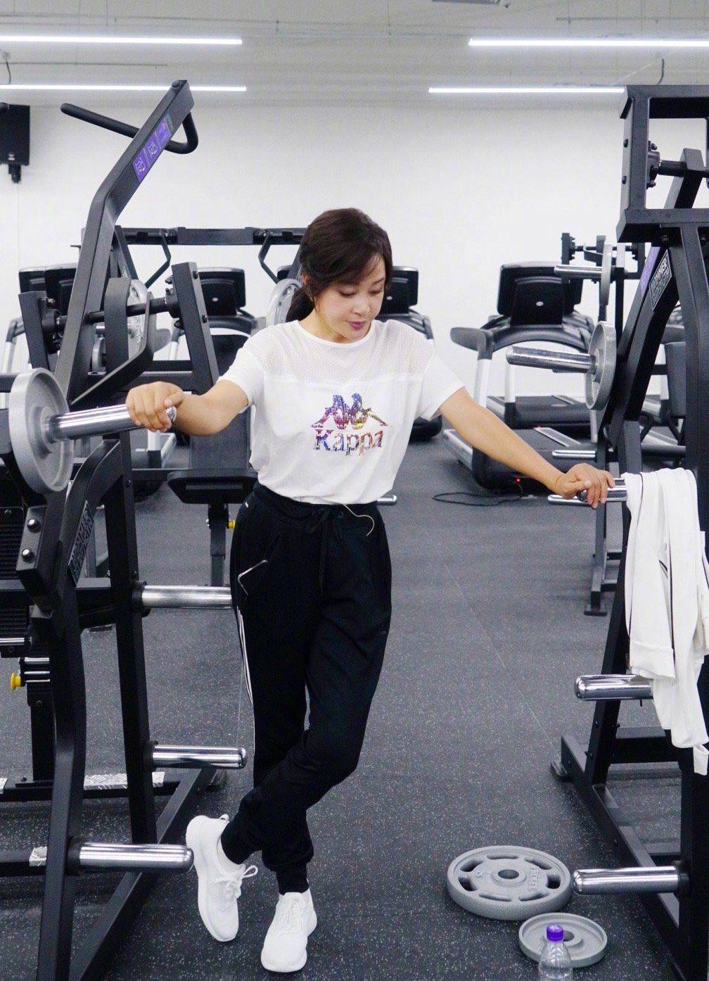 运动鞋|刘晓庆真“不服老”,年近七十依旧很敢穿,造型效果也令人称赞