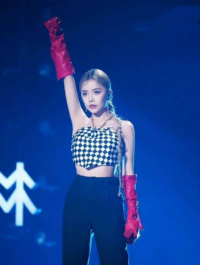 氛围|辣妹风穿搭还是要看安琦，又飒又辣，难怪人称“小辣椒”