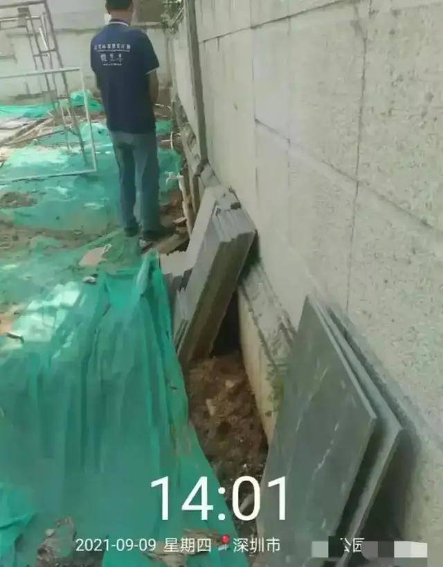 作为工人这是最起码的素质问题,不能随便在公共场所大小便,就应该受到