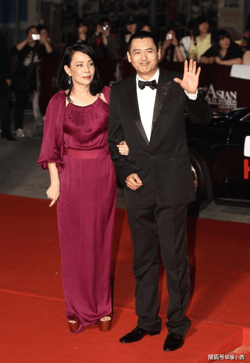 黑色|周润发和陈荟莲携手亮相，穿黑色西装+暗红色礼服，夫妻默契满分