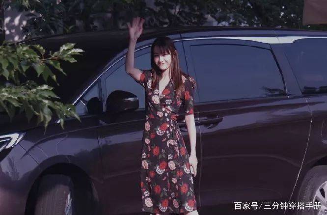 刘海|迪丽热巴太敢穿了吧！土俗配色+奶奶大花，真是有颜任性
