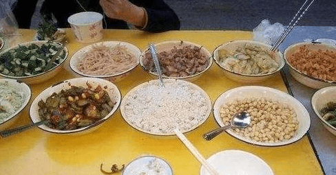 大姐|35岁大姐卖“随便吃”早餐，6元一份，食客：管饱