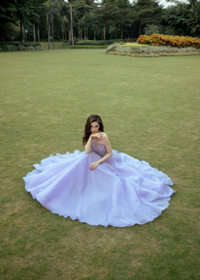 一身|又被Angelababy惊艳了!一袭紫色薰衣草长裙高贵精,美成小精灵