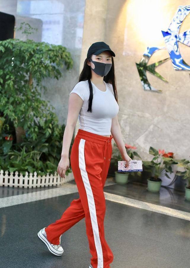 身材|徐冬冬不用特意秀身材，穿宽松T恤遮身材，鲨鱼裤穿出饱满感