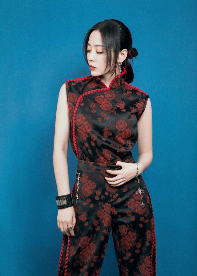 整体|张靓颖真是个“时髦精”，旗袍连体裤摩登洋气有气场，美得高调