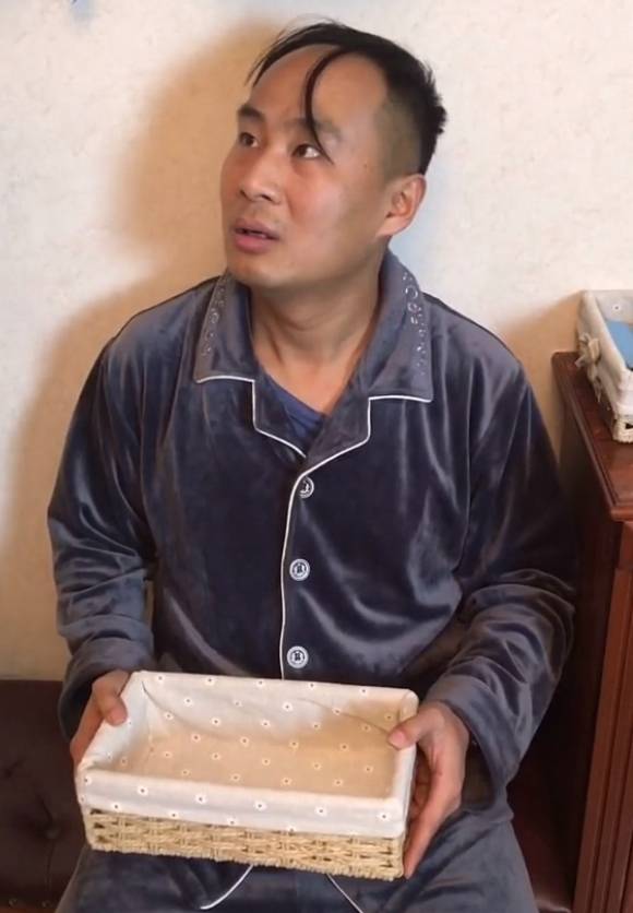 原创小马哥天天表演被老婆挨打成百万网红网友头发都被打秃了