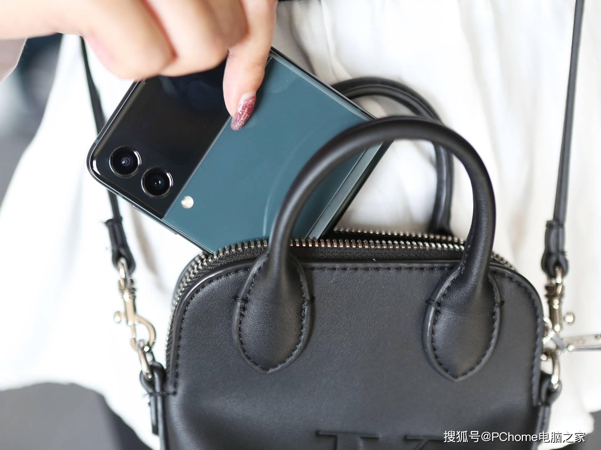 后置摄像头|三星Galaxy Z Flip3 5G体验 立式交互模式告别手持