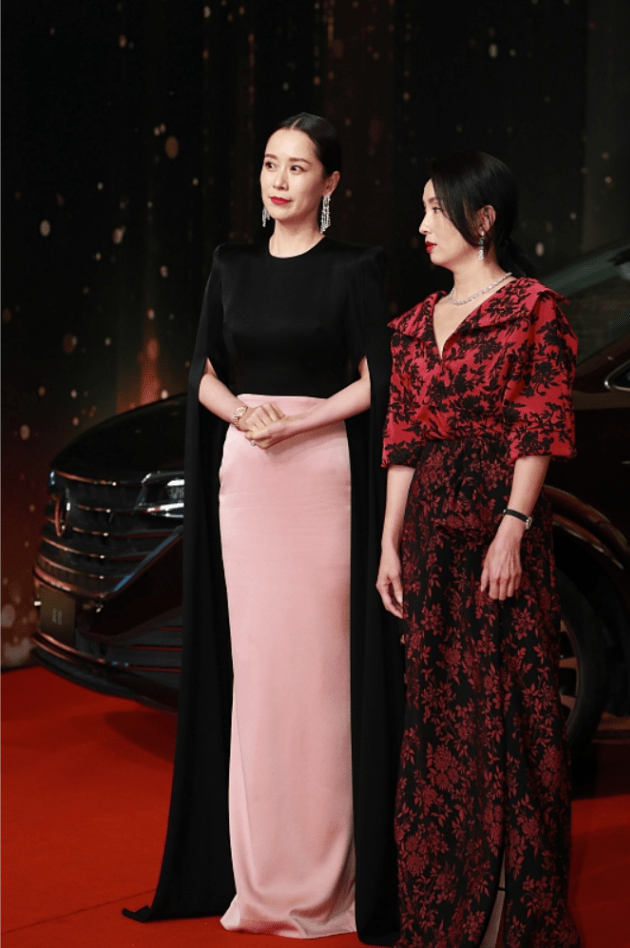 海清|虽然海清穿得不如陶虹花哨，但气场一点不输，看不出5岁年龄差