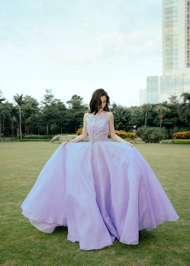 一身|又被Angelababy惊艳了!一袭紫色薰衣草长裙高贵精,美成小精灵