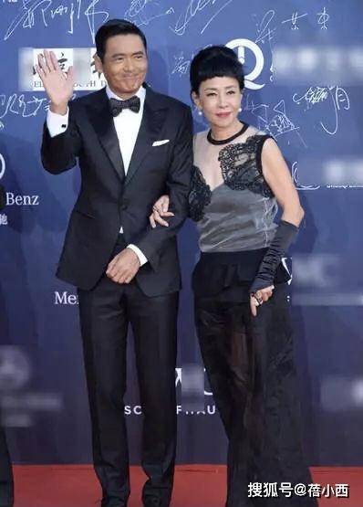 黑色|周润发和陈荟莲携手亮相，穿黑色西装+暗红色礼服，夫妻默契满分