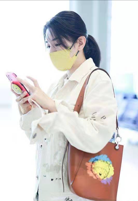 黄奕和|黄奕携女走机场，她打扮精致容光焕发，8岁女儿穿着随意显成熟