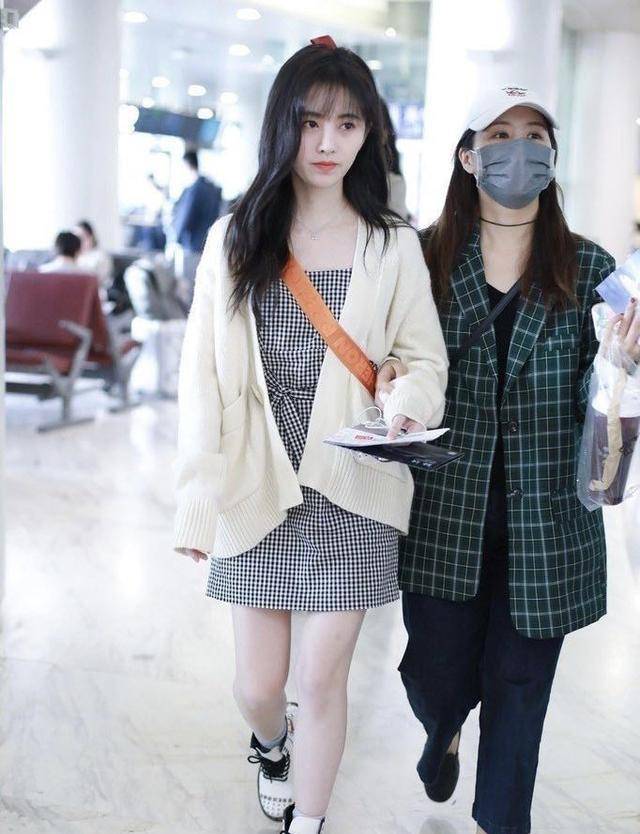 短裙|奔四女人别总穿牛仔裤，学陈数这样搭，优雅时髦更显气质