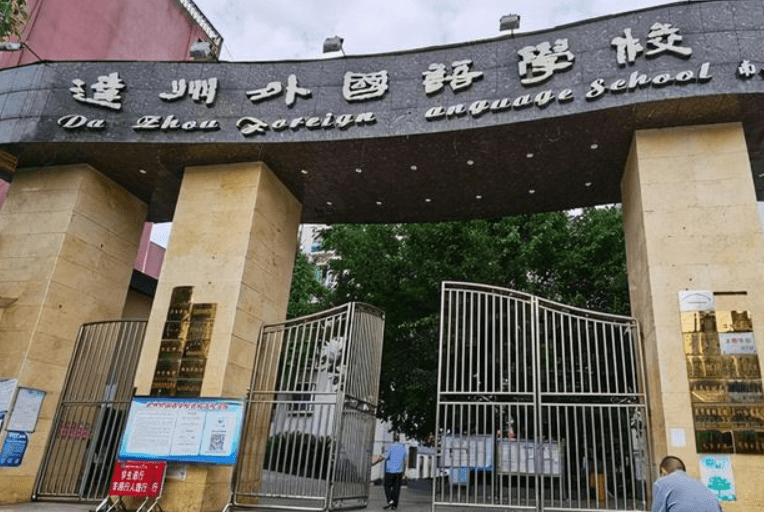 学生校门口喝牛奶，涉事校长却被“喝”上热搜，产业庞大出乎意料_家长