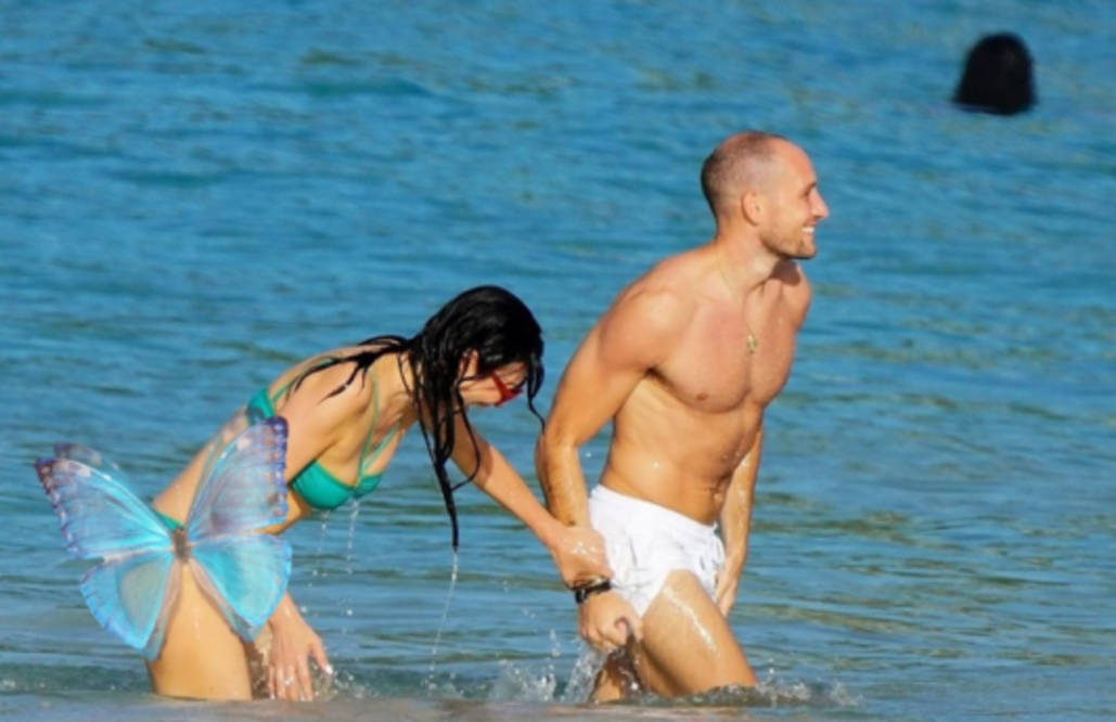 土豪|邓文迪太土豪！礼服铺满亮片口罩也贴金，52岁与小鲜肉仍有绯闻