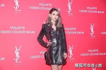 休闲风|昆凌真不愧是周杰伦的老婆，把西装当成裙子穿真洋气，气场好强大