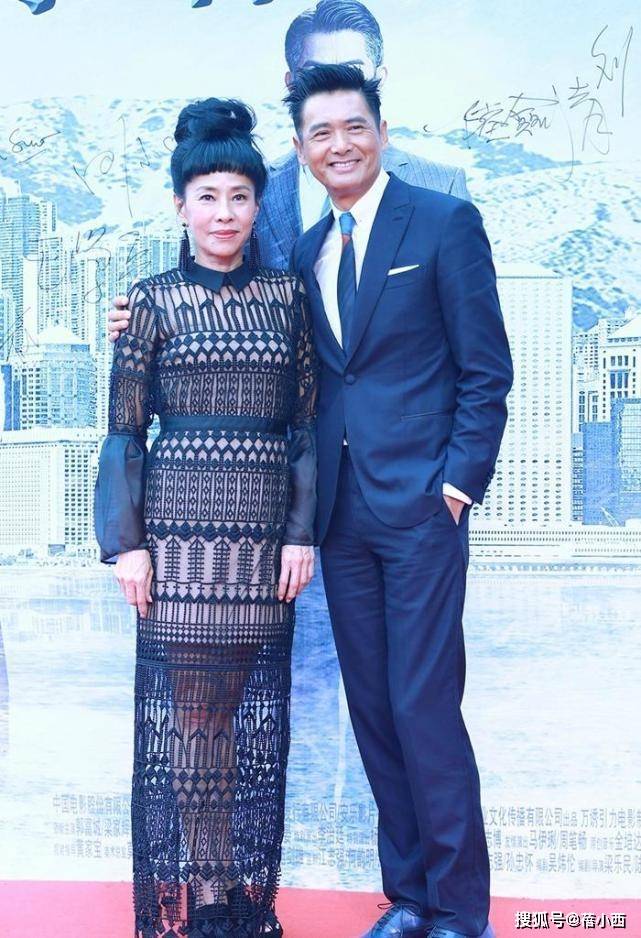 黑色|周润发和陈荟莲携手亮相,穿黑色西装+暗红色礼服,夫妻默契满分