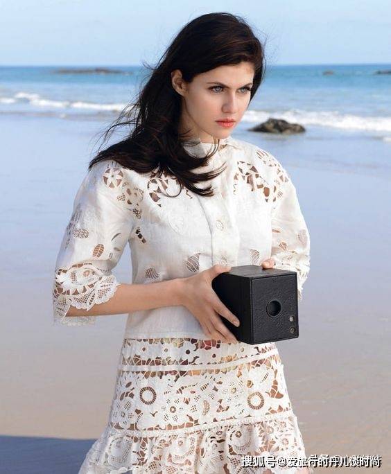 黑色|她能一眼望穿你灵魂深处,任何穿搭在她身材和眼神面前都黯然失色