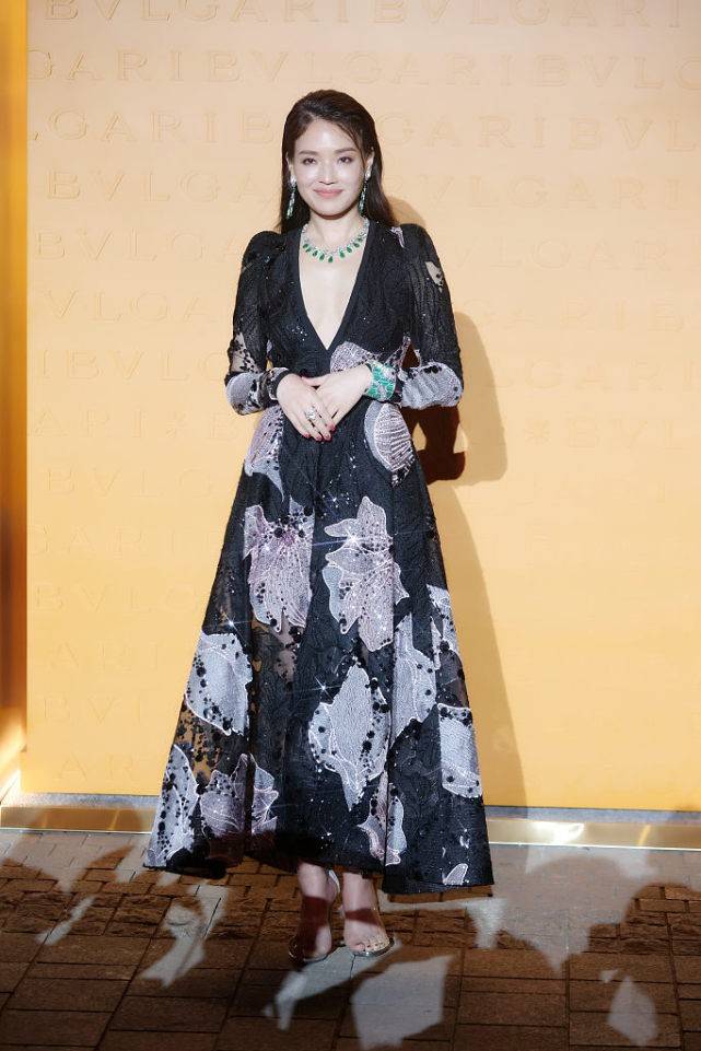 舒淇|舒淇的领子还是遮一遮吧，开口还挺大的，不咋保守但也不低俗