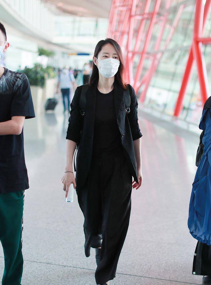 刘敏涛|女人40+开春别总“老一套”，学刘敏涛高级色叠穿法，减龄时髦