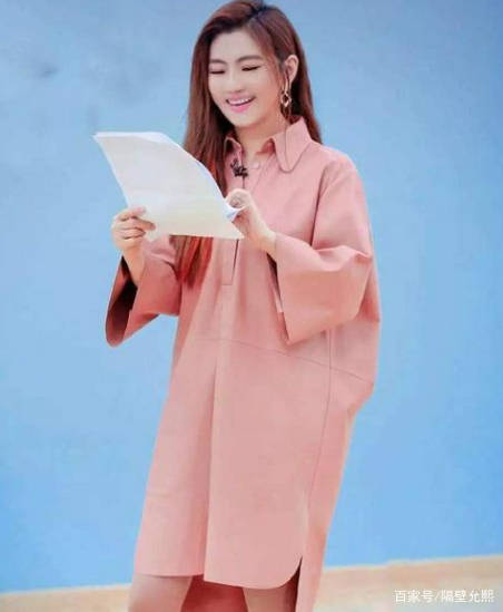 设计|任家萱变得更美了,穿一袭粉裙出场尽显少女感,根本不像是39岁