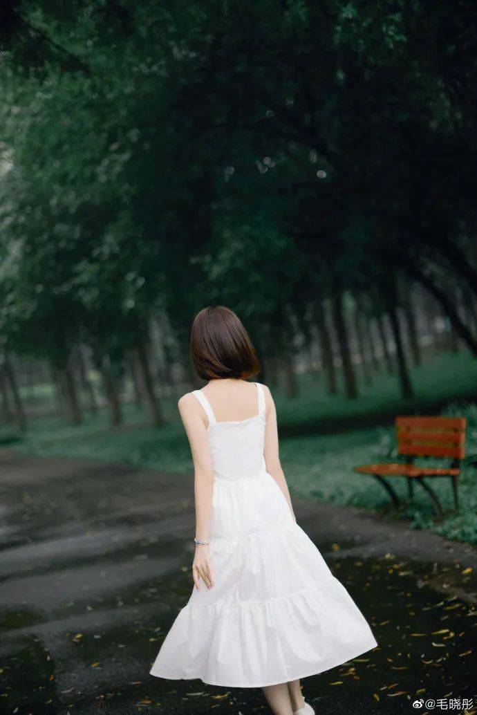 当红|毛晓彤穿白裙恍如国民初恋美呆了！雪肤玉貌太清丽脱俗