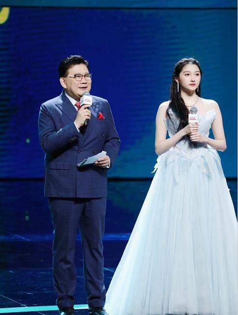 才艺|关晓彤：不拼演技拼才艺，白玉兰奖晚会上大秀主持唱歌舞蹈基本功