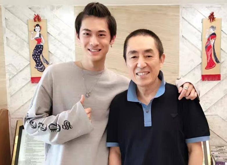 因为|梁森光头太吸睛，哪知“长发”模样火了，这颜值不当门面可惜了