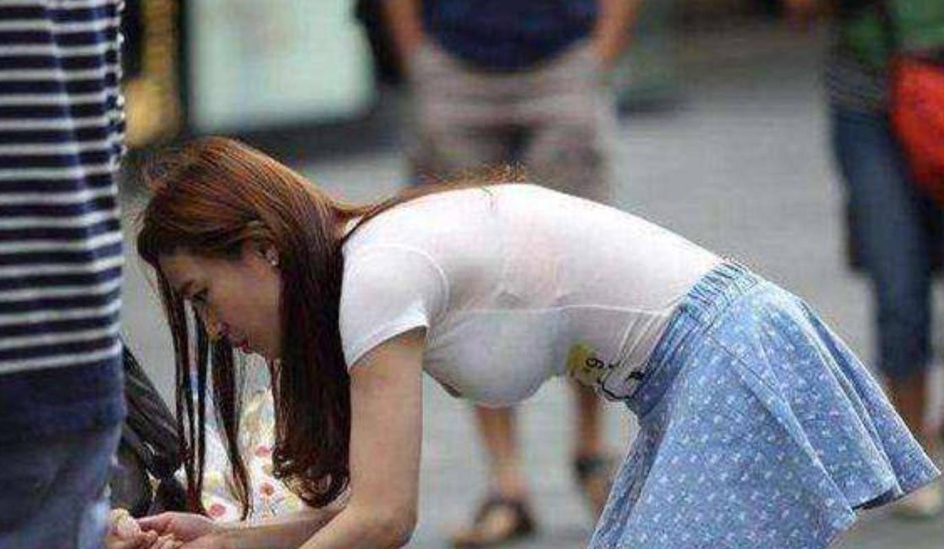 因为 95后宝妈接娃穿着“时尚”，孩子却被同学嘲笑：你妈穿的啥？