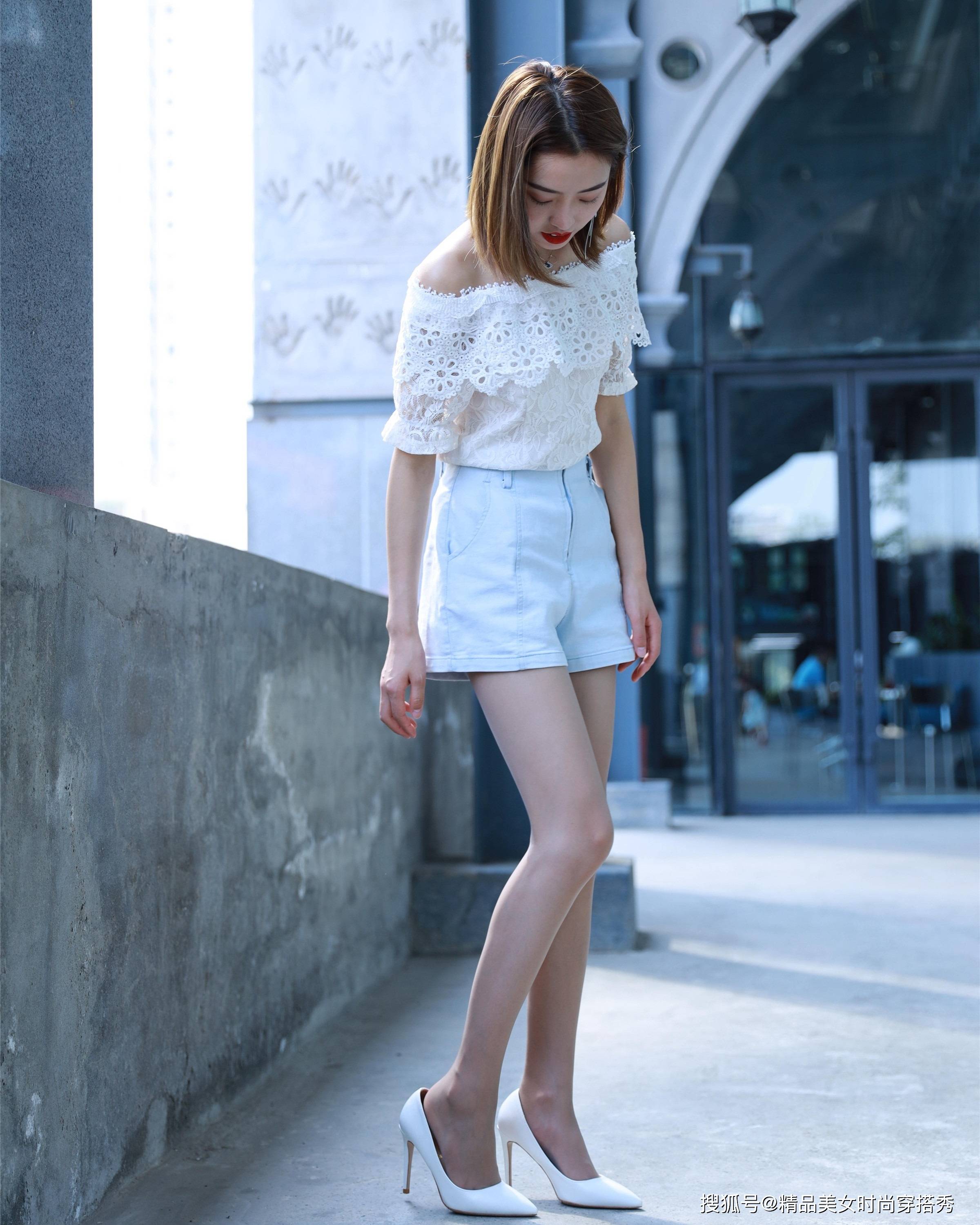 出镜率|白色的一字肩上衣，下搭浅蓝色牛仔短裤，优雅又知性，女人味十足
