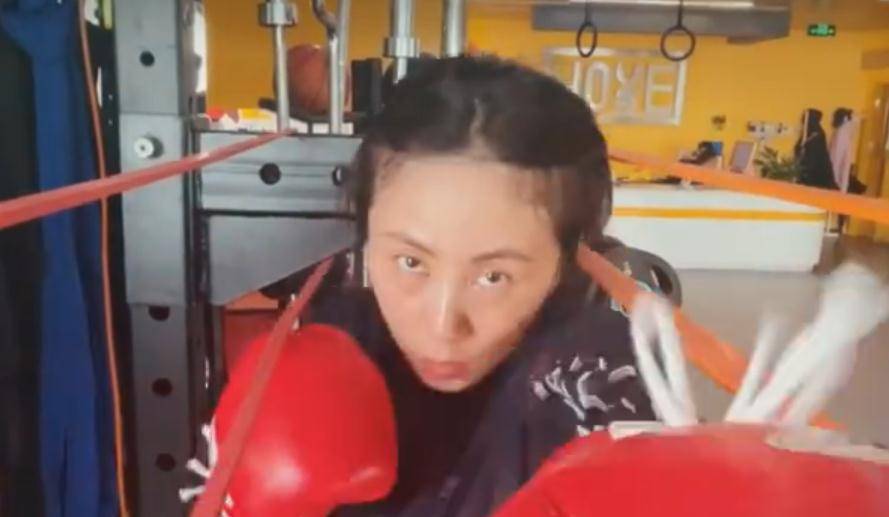 气质|黄磊老婆孙莉晒健身视频，穿露脐装高挑纤细，素颜出镜气质没得说