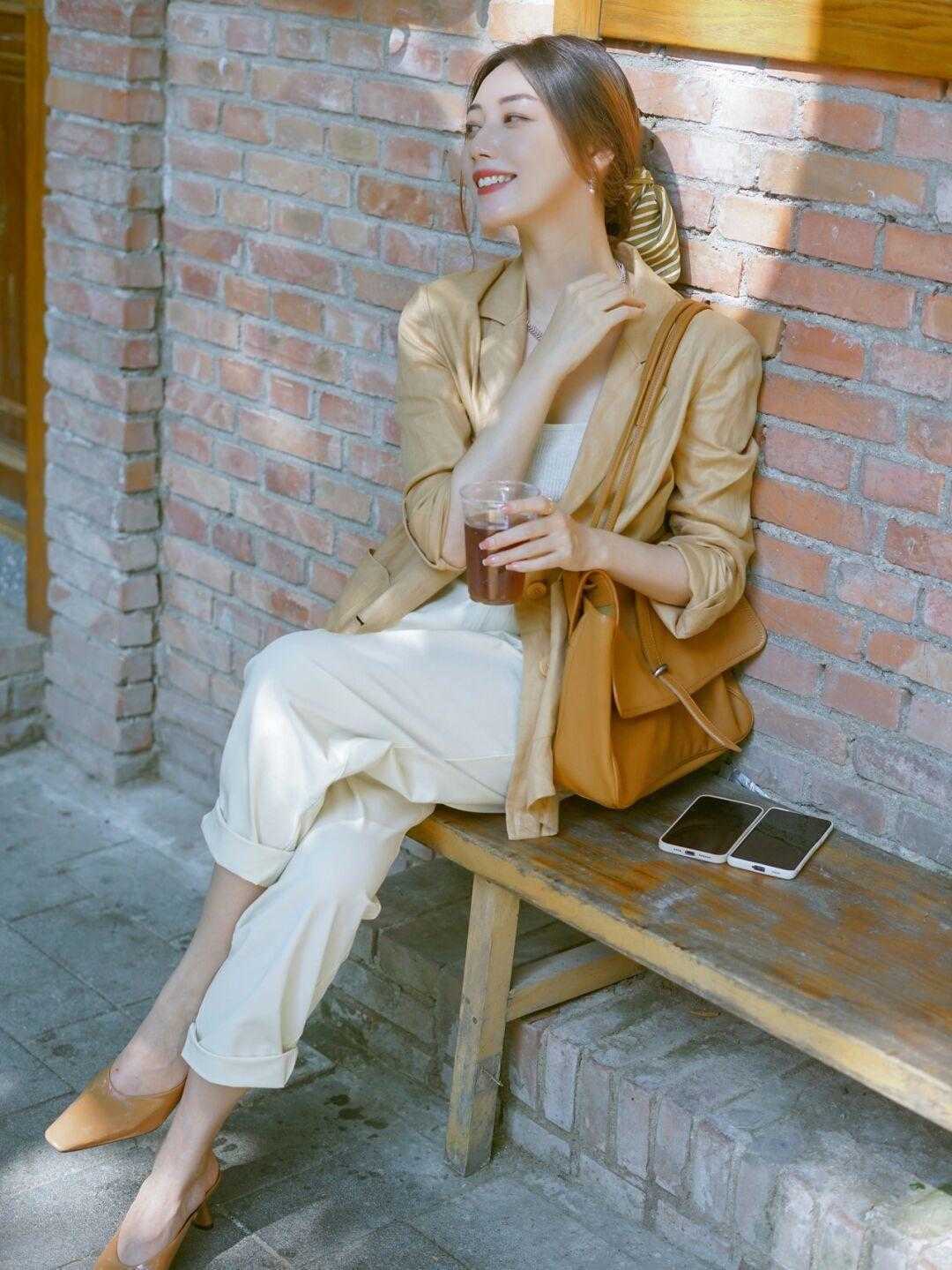 感觉|秋天，还是“白裤子”日常又百搭，搭配衬衫利落知性，美得高级