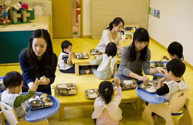 进行|幼儿园老师有多辛苦？4张图完美诠释，过来人看后直呼好真实