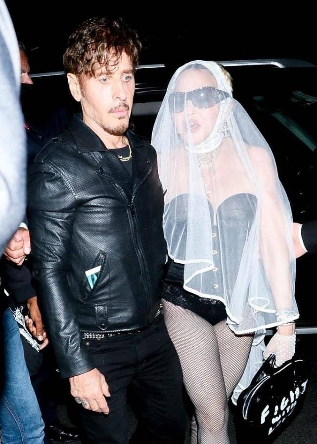 麦当娜|63岁麦当娜没把自己当老人，抹胸连体裤配渔网袜，头戴白纱好神秘