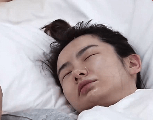 戚薇|镜头前刚醒的女星，杨颖脸黑，戚薇出油，见到鞠婧祎：偷着化妆了