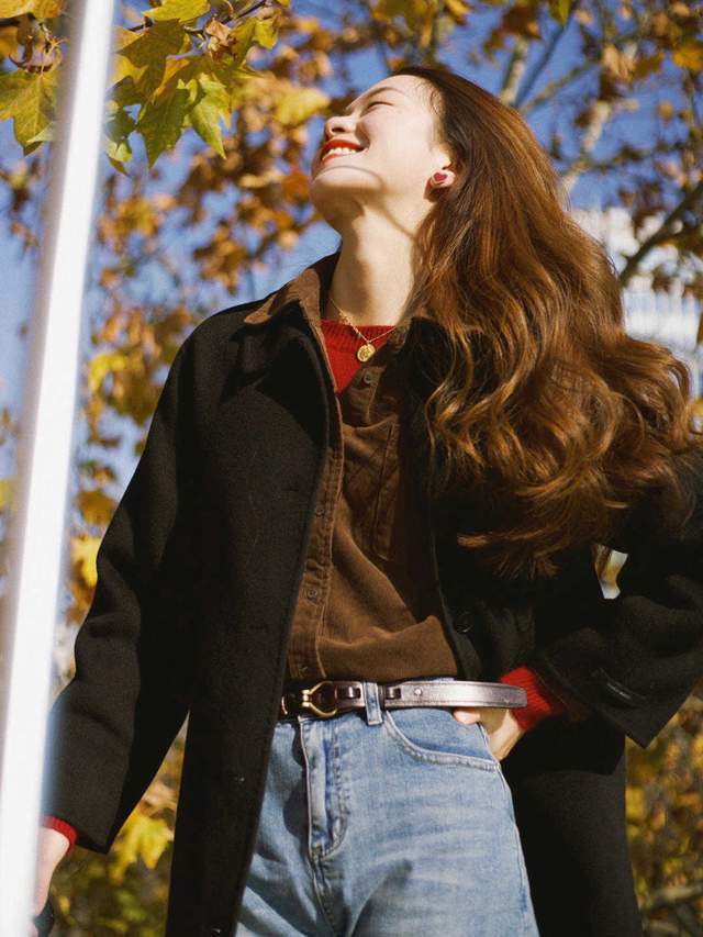 黑色|今年秋天，大衣怎么选才好看？黑白灰不挑人，大地色显高级