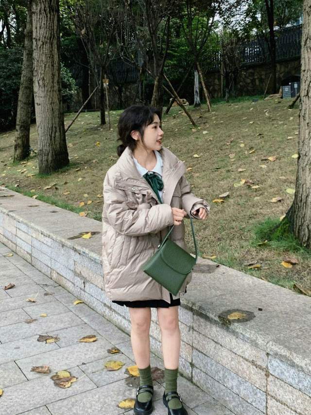 面料|小个子怎么穿才显高？当然少不了衬衫+高腰短裙，穿上显高又显瘦