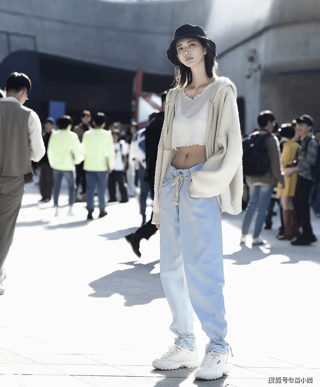 能够帮助|别穿大一号了,今年流行“上短下长”法则,轻松打造逆天大长腿!