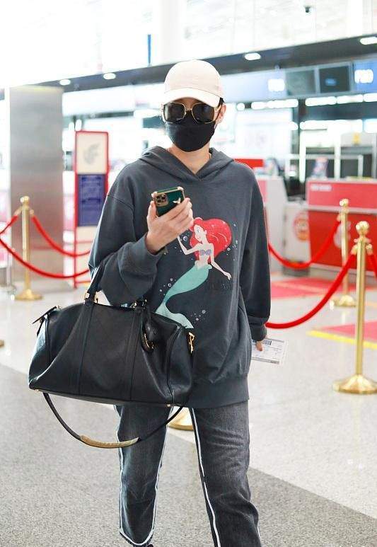 卫衣|胡杏儿三胎后首次走机场，拎大牌包穿得像运动员，瘦得下颌骨突兀