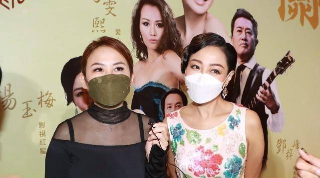 凹凸|56岁杨玉梅风韵犹存，穿紧身花裙身材凹凸有致，复古波浪发好妩媚