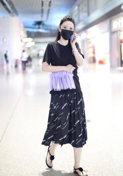 心态|张萌就算当“女老板”，心态也依旧像小女生，穿笑脸T恤童心满满