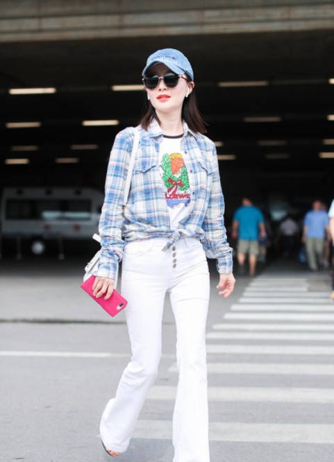 喇叭裤|舒畅疯狂了!这样窄的小白裤也能塞进去,网友:可惜腿缝太宽了