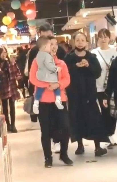 显得|宋丹丹带孙子被拍，穿运动服搭紧身裤，腿比年轻人还细长！