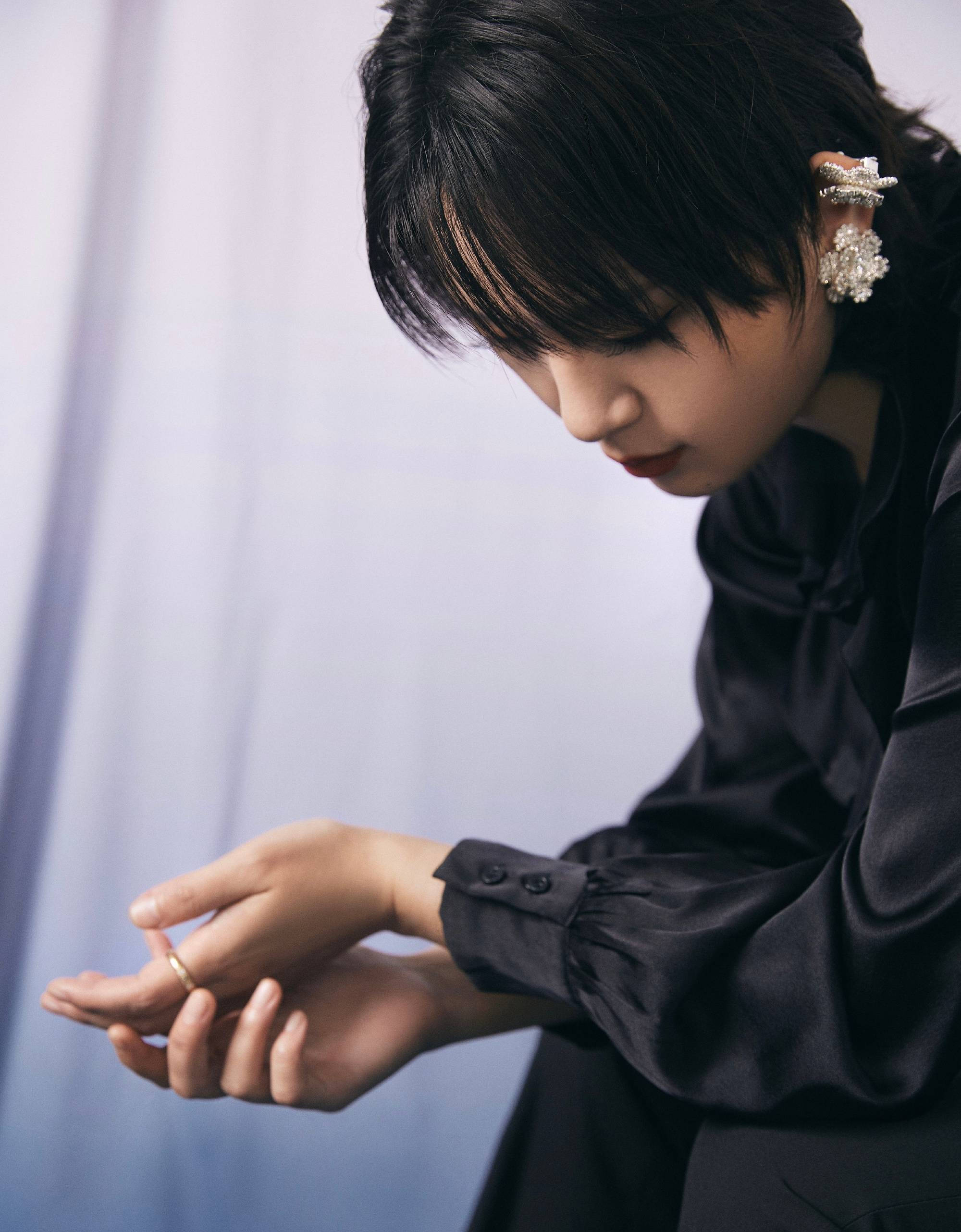 周笔畅纯黑酷飒写真照释出 强势耀眼气场全开