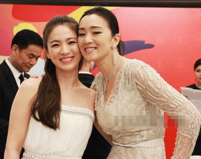 震慑力|巩俐的气场真不是吹的,就算和南韩颜值女星贴脸,也很有震慑力