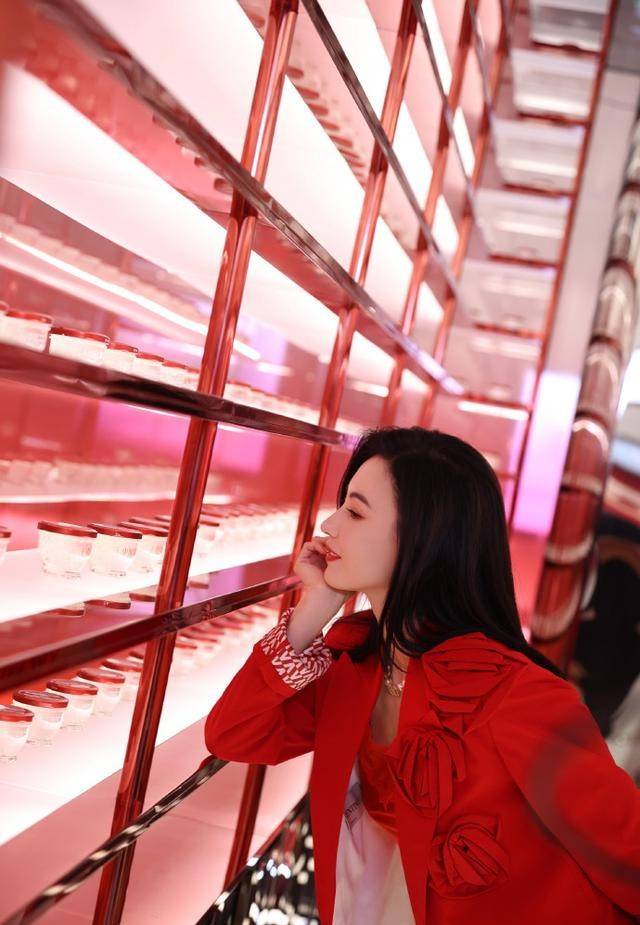 廓形|张柏芝：西服套装，西装短裤与内搭演绎“热情拟火”，气质依旧！