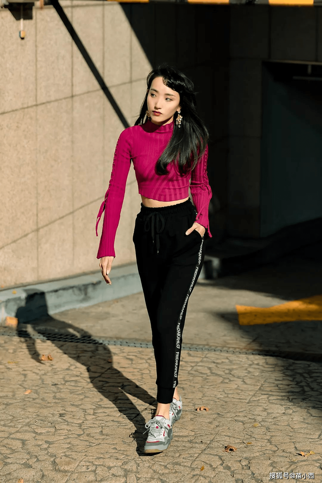 能够帮助|别穿大一号了，今年流行“上短下长”法则，轻松打造逆天大长腿！