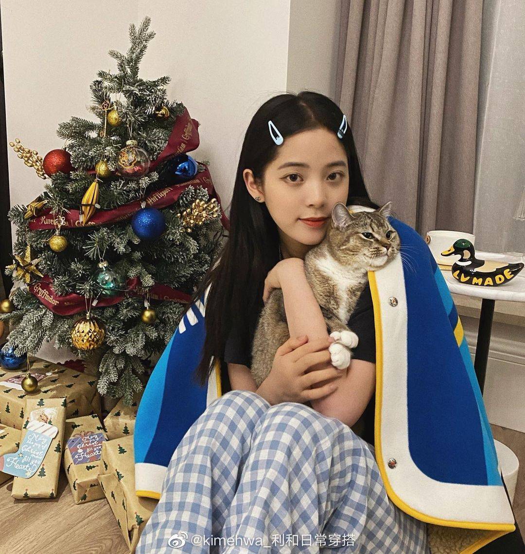 娜娜|欧阳娜娜#在甜美精致和保暖舒适间切换自如。