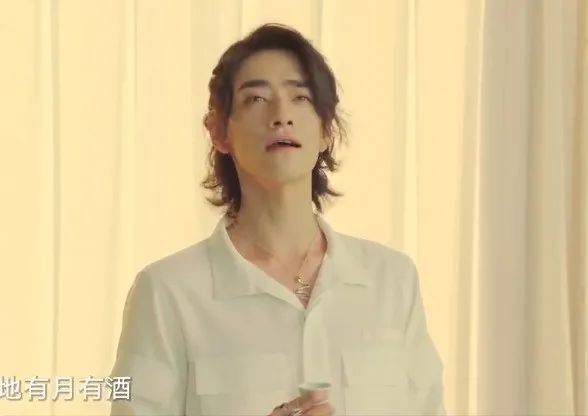 阿云嘎|卫视中秋晚会明星造型：张碧晨人鱼裙仙气足，戚薇蓬蓬袖夸张