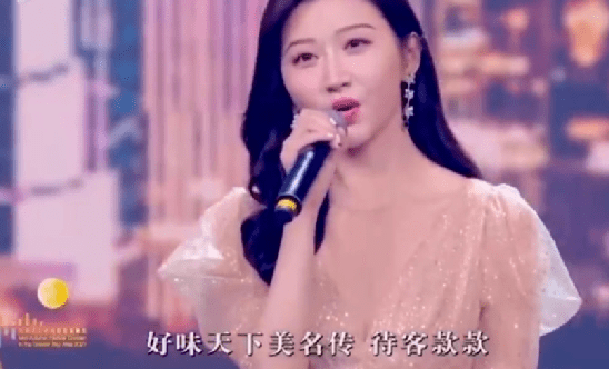 裙子|女星中秋晚会造型：关晓彤腰细，景甜贵气，张小斐大气，阿娇胖了