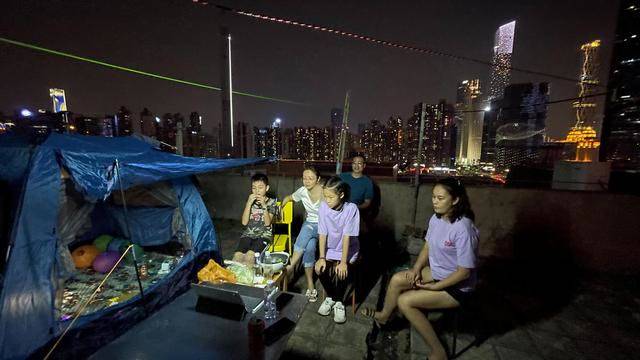 广州中秋假期赏月 天台搭帐篷提灯笼 传统节日里的文化味道 月亮